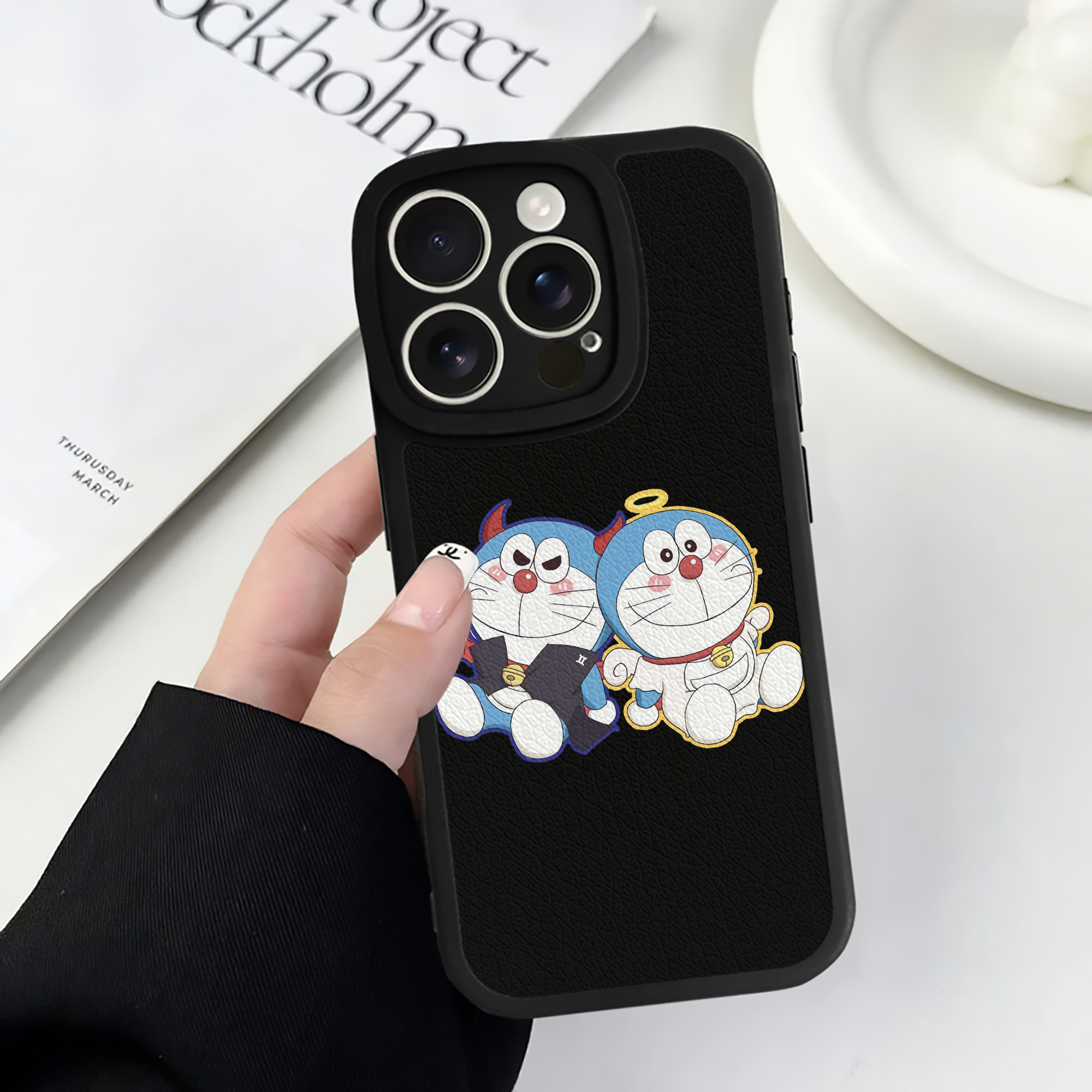 （画像用） ドラえもん Doraemon 【iPhone 16シリーズ対応】シリコンスマホケース（レザー調） 材質：シリコン